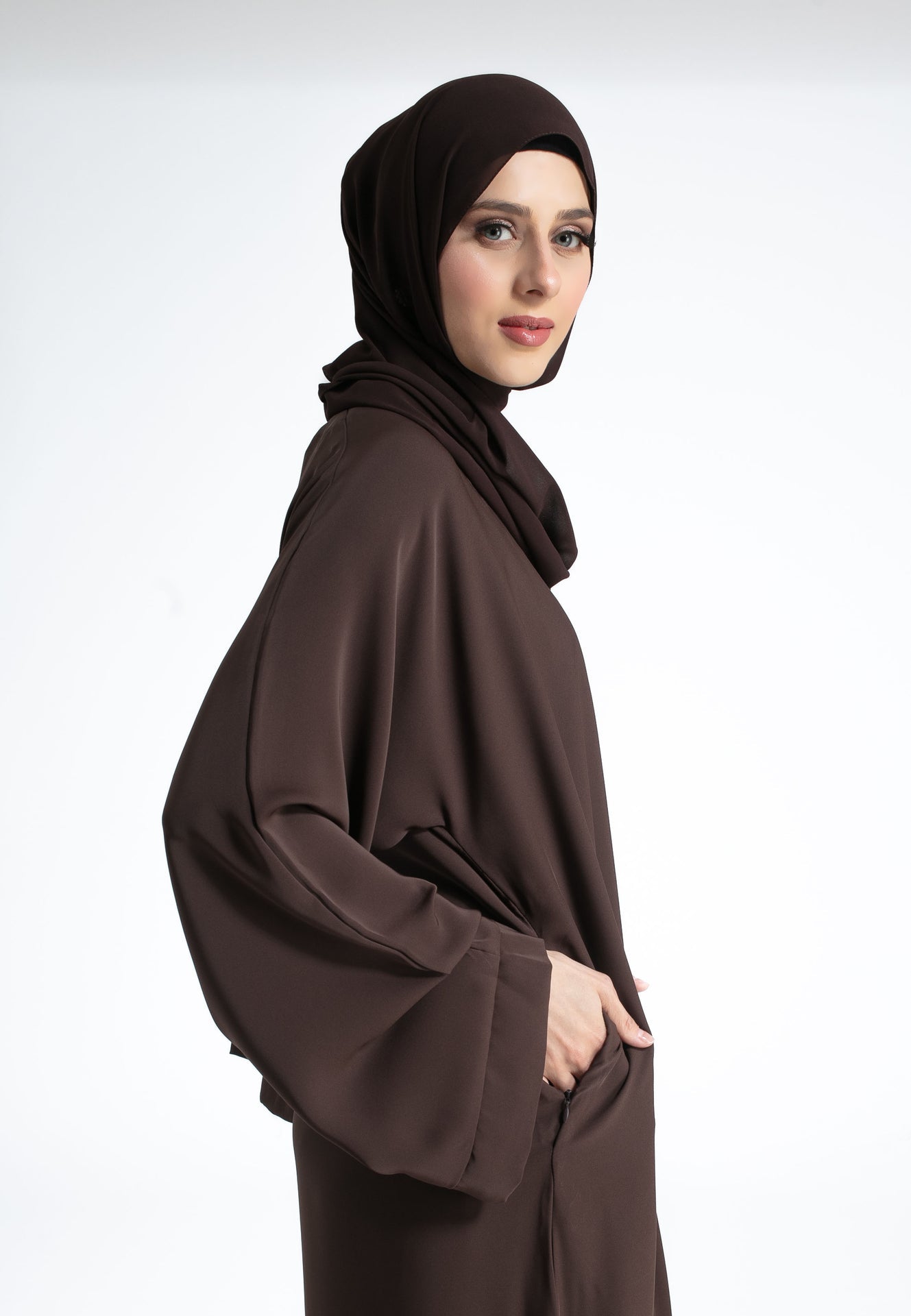 Plain Closed Abaya With Zip Pockets & Wide Sleeves - Brown – Hayah