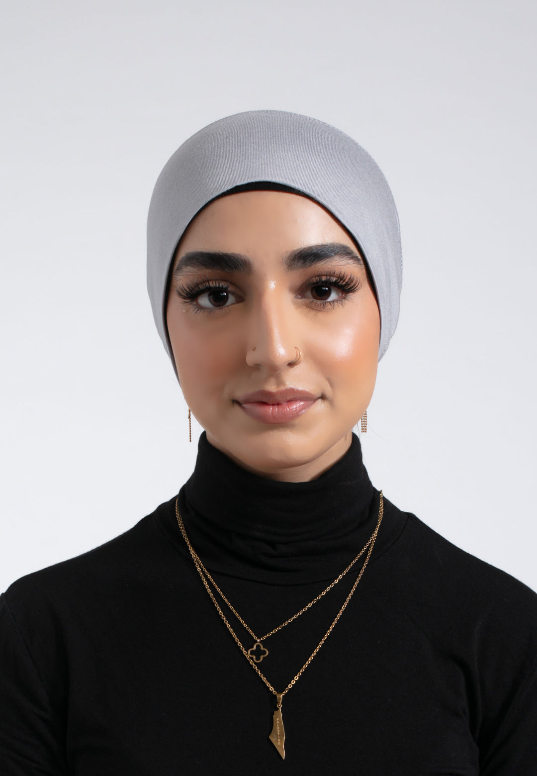 Cappello A Croce Sulla Fronte Con Sciarpa In Chiffon Hijab Sotto La Cappello A Croce Sulla Fronte Con Sciarpa In Chiffon Hijab Sotto La